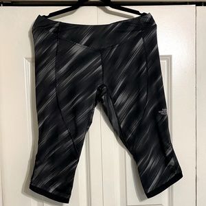 [L] The North Face Cropped Leggings with Drawstring Waist | Black/Gray